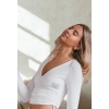 Biały longsleeve z marszczeniami po bokach
